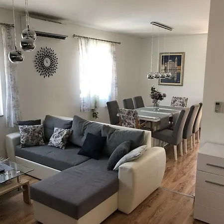 Vakantiehuis House In With Balcony, Air Conditioning, W-lan, Washing Machine Zadar