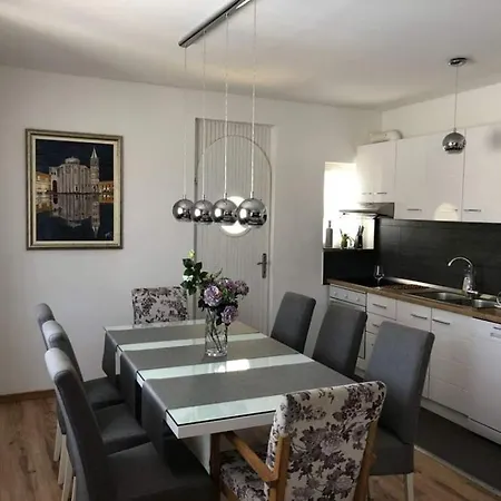 House In With Balcony, Air Conditioning, W-lan, Washing Machine Vakantiehuis