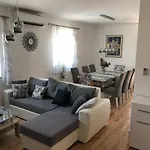 Casa vacanze House In With Balcony, Air Conditioning, W-lan, Washing Machine Zara