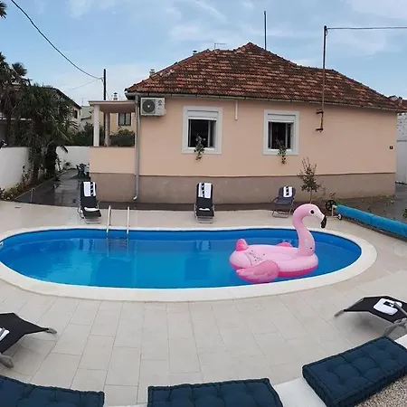 Dom wakacyjny House In With Balcony, Air Conditioning, W-lan, Washing Machine