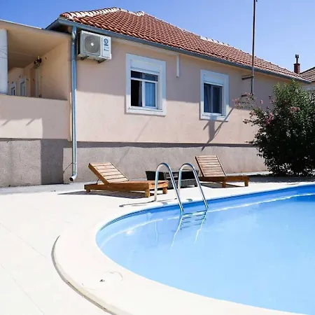 Сasa de vacaciones House In With Balcony, Air Conditioning, W-lan, Washing Machine *