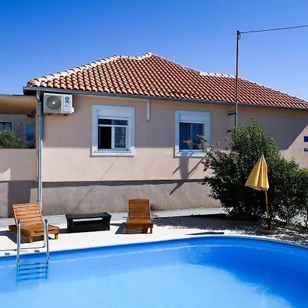 House In With Balcony, Air Conditioning, W-lan, Washing Machine * Zadar