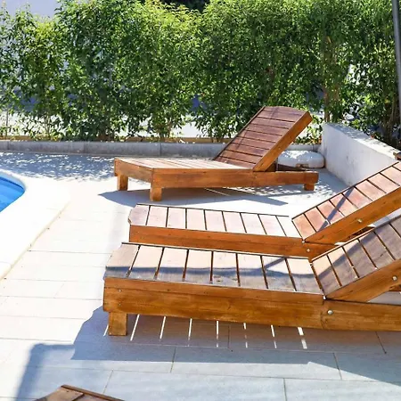 Сasa de vacaciones House In With Balcony, Air Conditioning, W-lan, Washing Machine Zadar